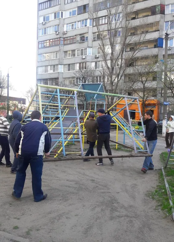 Суботник на вул. М. Малиновського, 34 у рамках конкурсу "Кращий двір" — фото 2