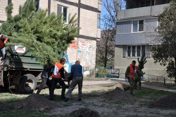 Суботник на вул. М. Малиновського, 34 у рамках конкурсу "Кращий двір" — фото 5