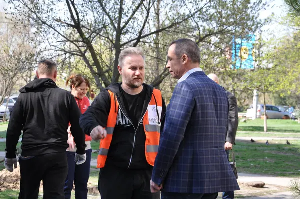 Суботник на вул. М. Малиновського, 34 у рамках конкурсу "Кращий двір" — фото 6