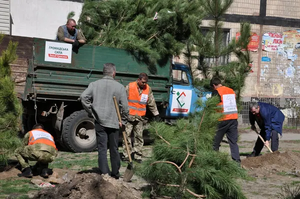 Суботник на вул. М. Малиновського, 34 у рамках конкурсу "Кращий двір" — фото 10