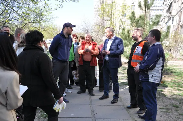 Суботник на вул. М. Малиновського, 34 у рамках конкурсу "Кращий двір" — фото 11