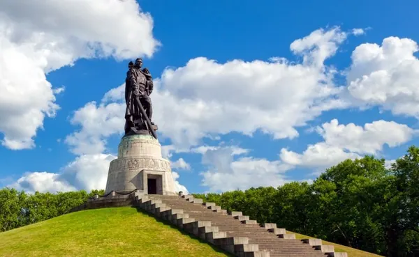 День Перемоги чи День пам'яті та примирення?