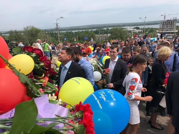 9 травня. Покладання квітів до пам'ятника Слави — фото 2