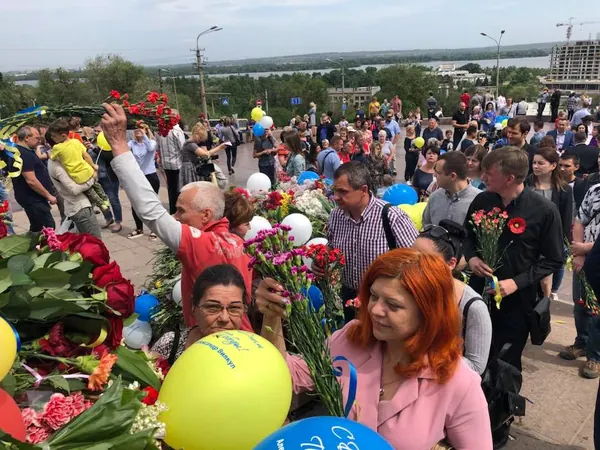 9 травня. Покладання квітів до пам'ятника Слави — фото 4