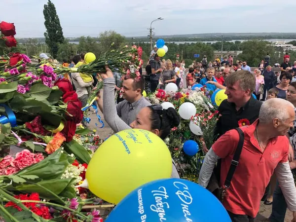 9 травня. Покладання квітів до пам'ятника Слави — фото 5