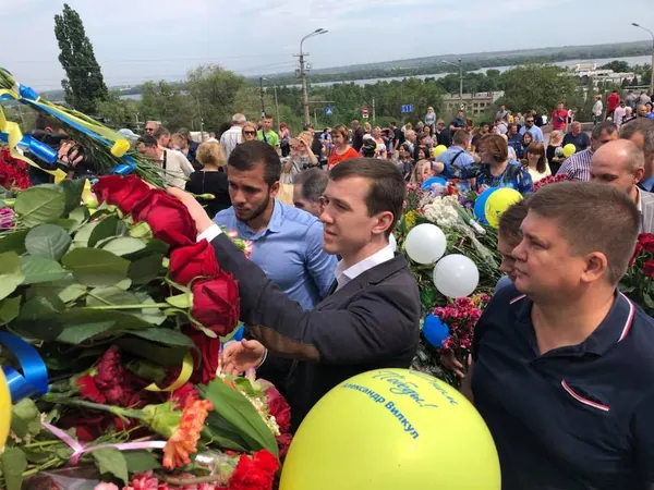 9 травня. Покладання квітів до пам'ятника Слави — фото 7