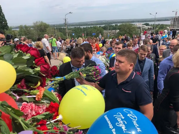 9 травня. Покладання квітів до пам'ятника Слави — фото 8