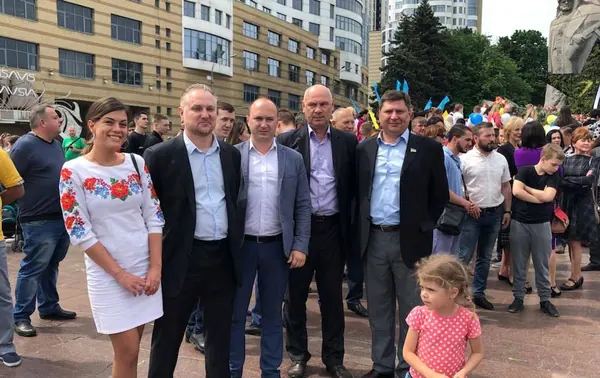 9 травня. Покладання квітів до пам'ятника Слави — фото 10