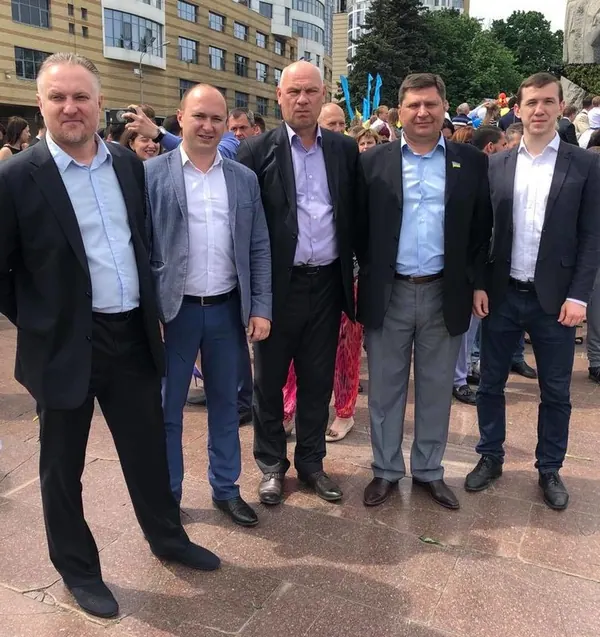 9 травня. Покладання квітів до пам'ятника Слави — фото 11