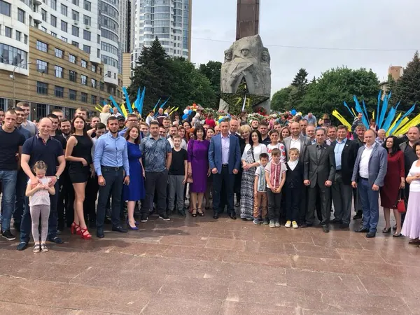 9 травня. Покладання квітів до пам'ятника Слави — фото 12