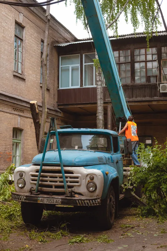 Ліквідація аварійних дерев на території 2-ї міської лікарні — фото 9