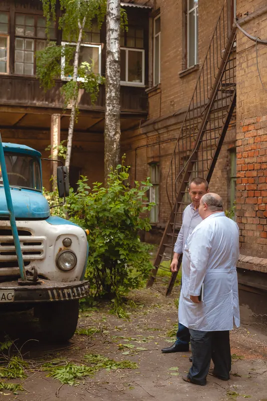 Ліквідація аварійних дерев на території 2-ї міської лікарні — фото 11