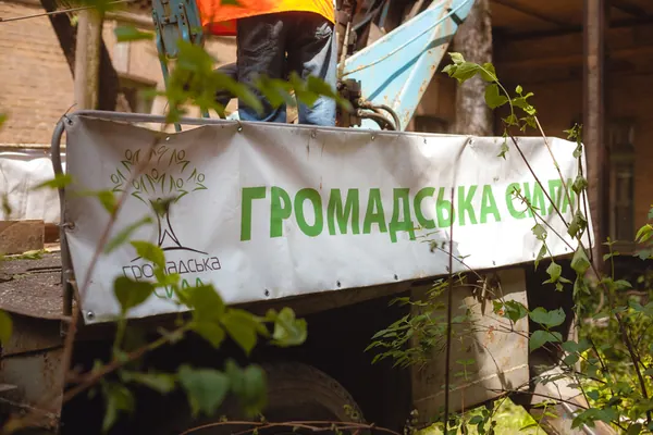 Ліквідація аварійних дерев на території 2-ї міської лікарні — фото 18