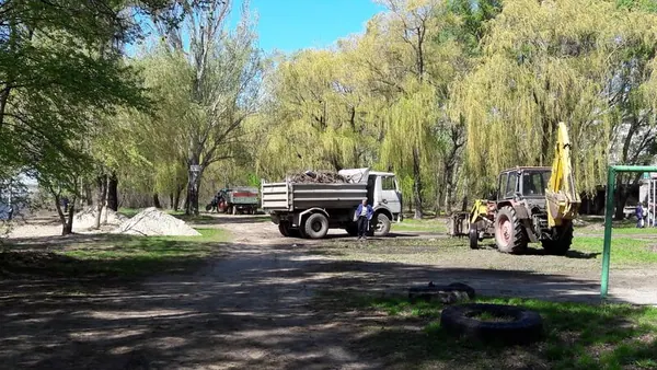 Масштабний суботник на набережній "Сонячного" — фото 22