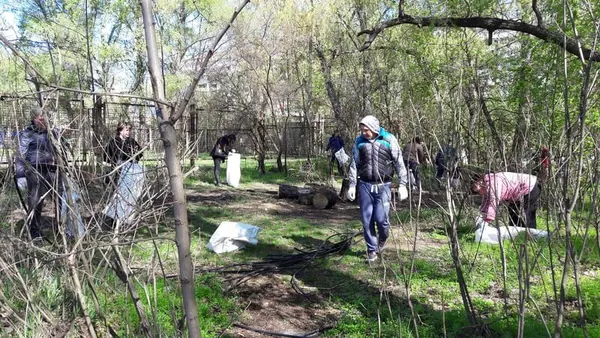 Масштабний суботник на набережній "Сонячного" — фото 23