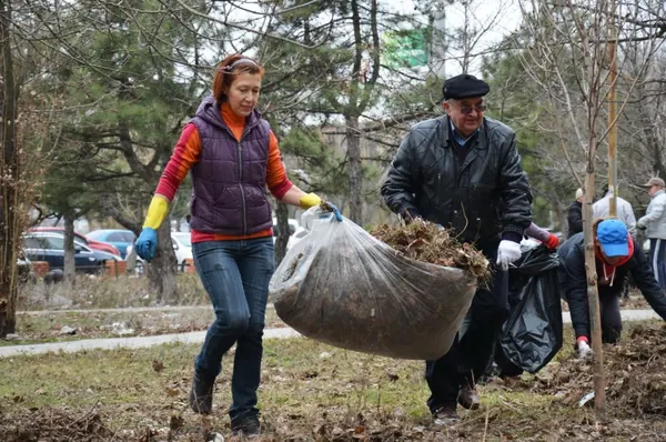 Мешканці Сонячного масово вийшли на суботник — фото 1