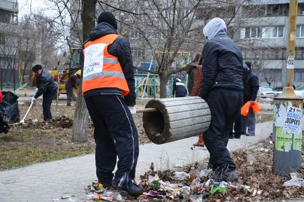 Мешканці Сонячного масово вийшли на суботник — фото 5