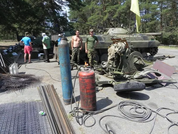Допомога 93 механізованій бригаді у посиленні броні військової техніки 22.08.2014 — фото 4