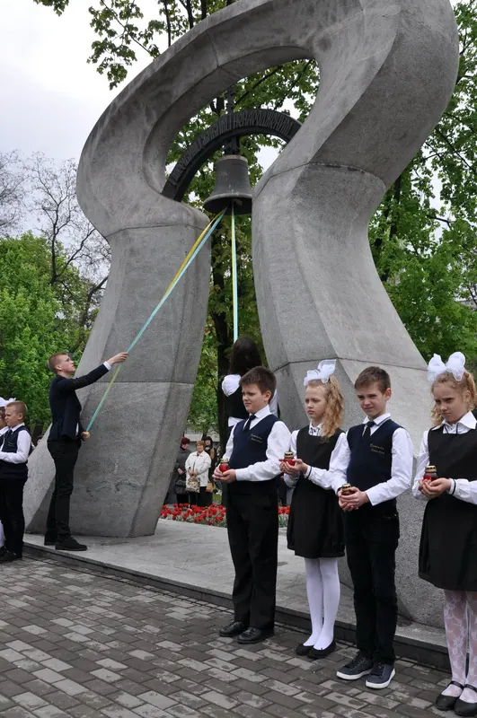 Покладання квітів до пам'ятника «Чорнобильський дзвін» — фото 1