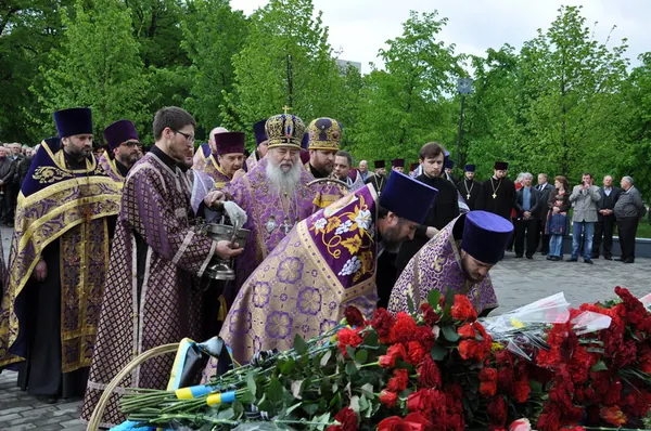 Покладання квітів до пам'ятника «Чорнобильський дзвін» — фото 13