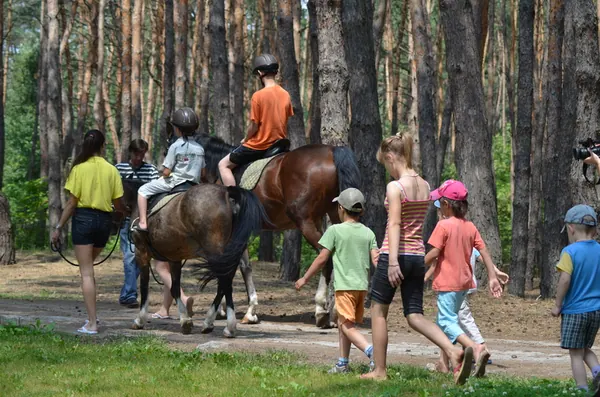 Діти з дитячих будинків «Мій дім» та «Добре вдома» на відпочинку у заміському комплексі — фото 8