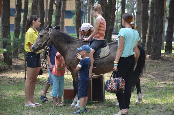 Діти з дитячих будинків «Мій дім» та «Добре вдома» на відпочинку у заміському комплексі — фото 12