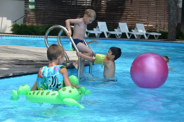 Діти з дитячих будинків «Мій дім» та «Добре вдома» на відпочинку у заміському комплексі — фото 39