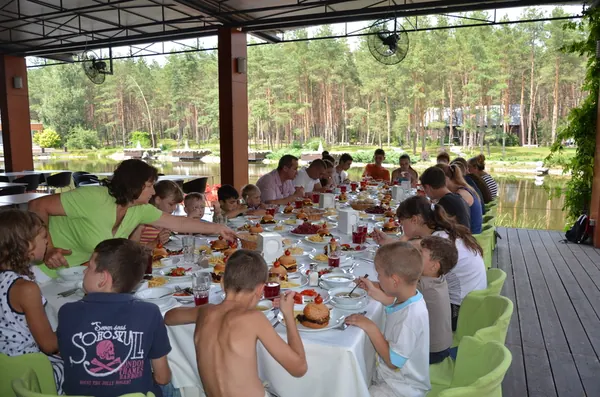 Діти з дитячих будинків «Мій дім» та «Добре вдома» на відпочинку у заміському комплексі — фото 63