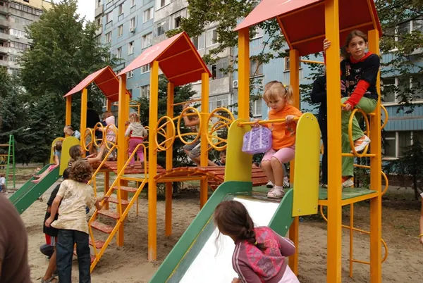 Благоустрій дитячого майданчика 2010 — фото 2