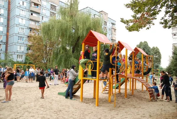 Благоустрій дитячого майданчика 2010 — фото 3