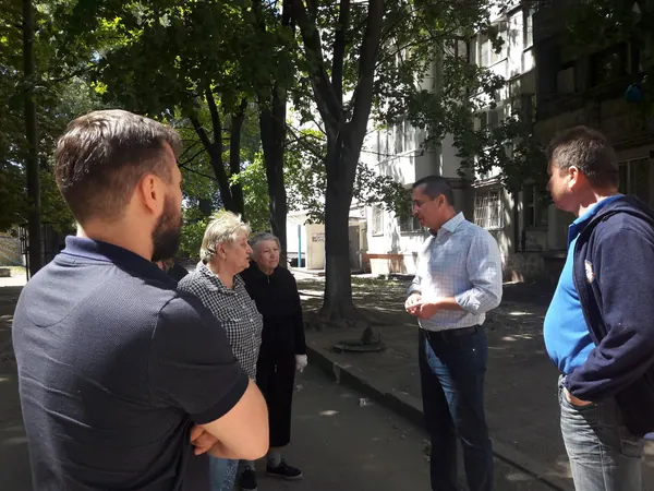 Прибирання прибудинкової території на Суворова, 34а — фото 3